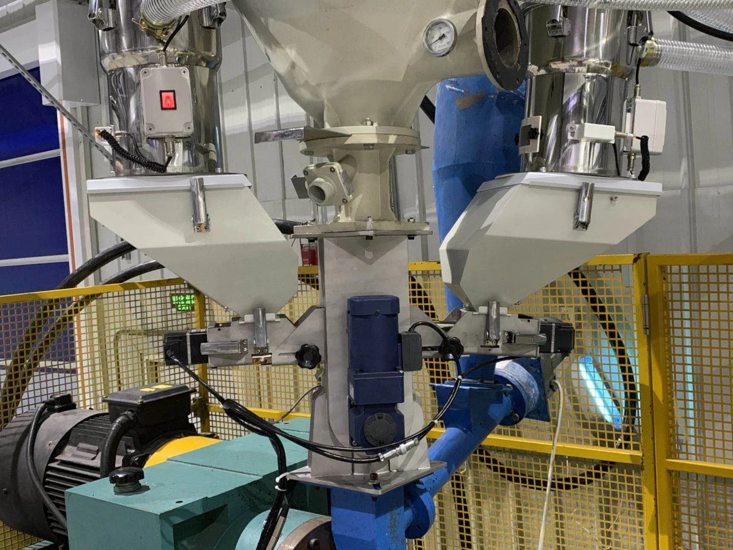 
Two-color Volumetric Doser in plastic mixer 