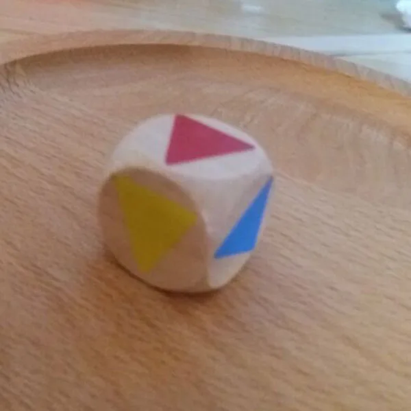  Разноцветные деревянные игральные кости на заказ