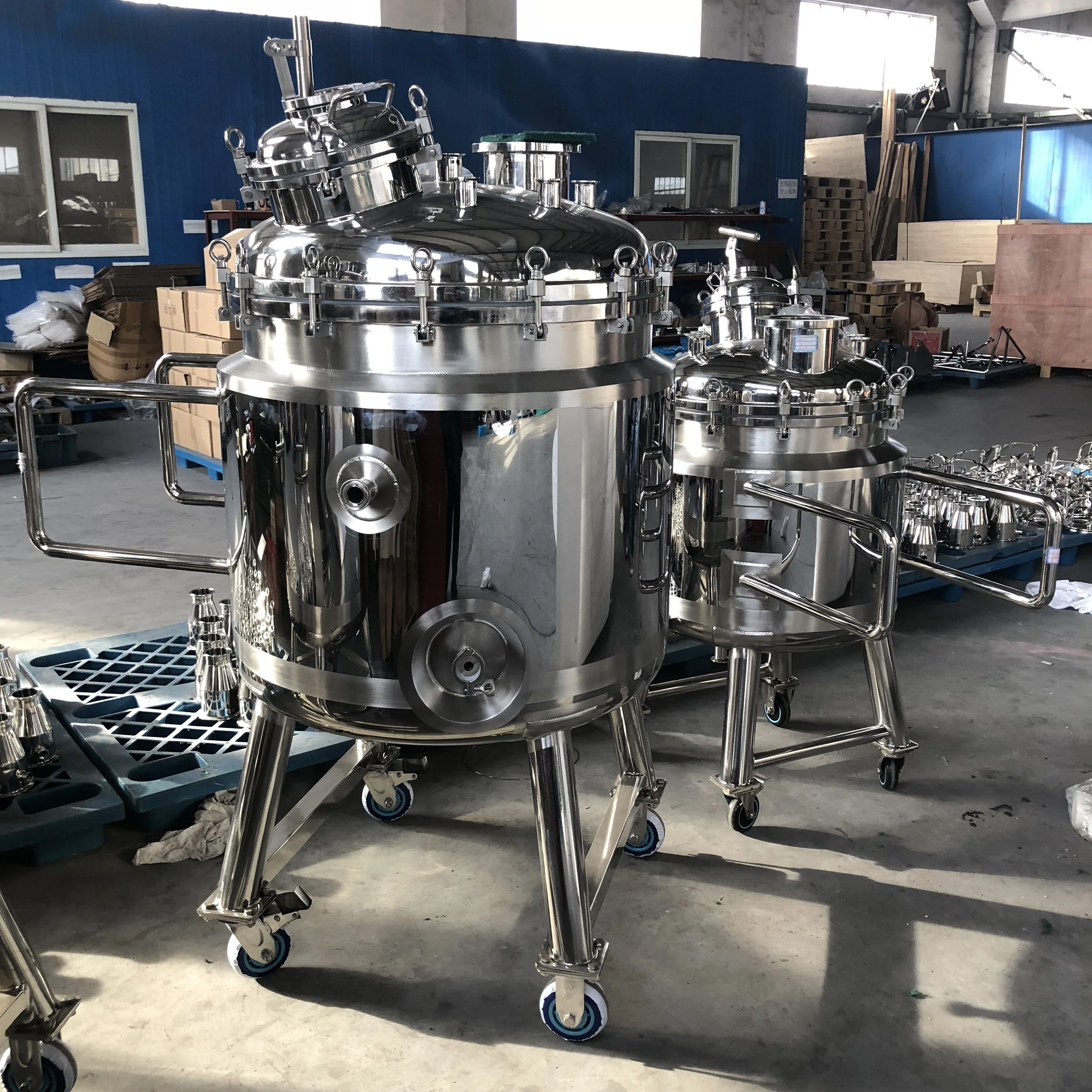 Stainless steel agitator tank/vacuum emulsion tank with wheels