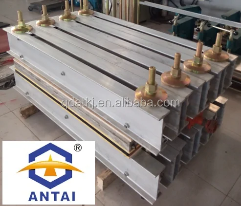 Compact vulcanizing press for rubber conveyor