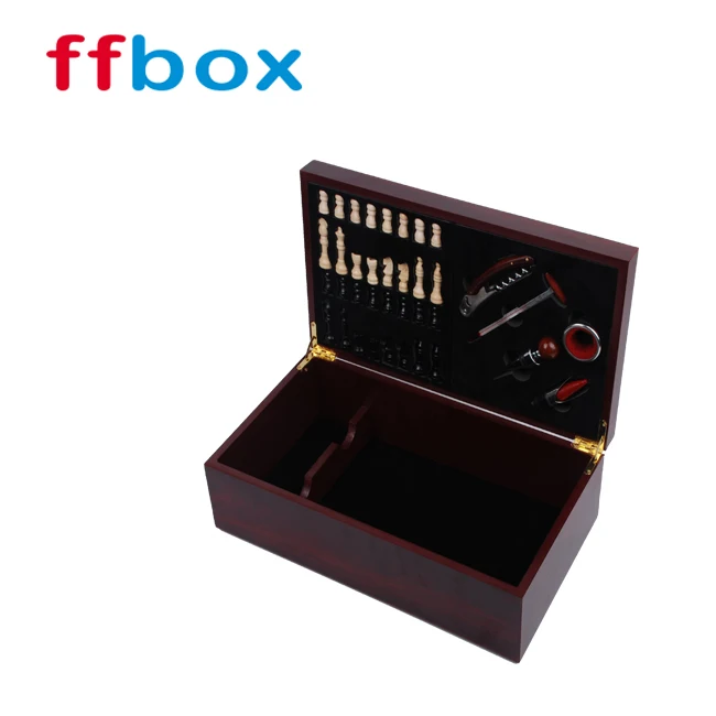 Две бутылки вина с шахматным набором