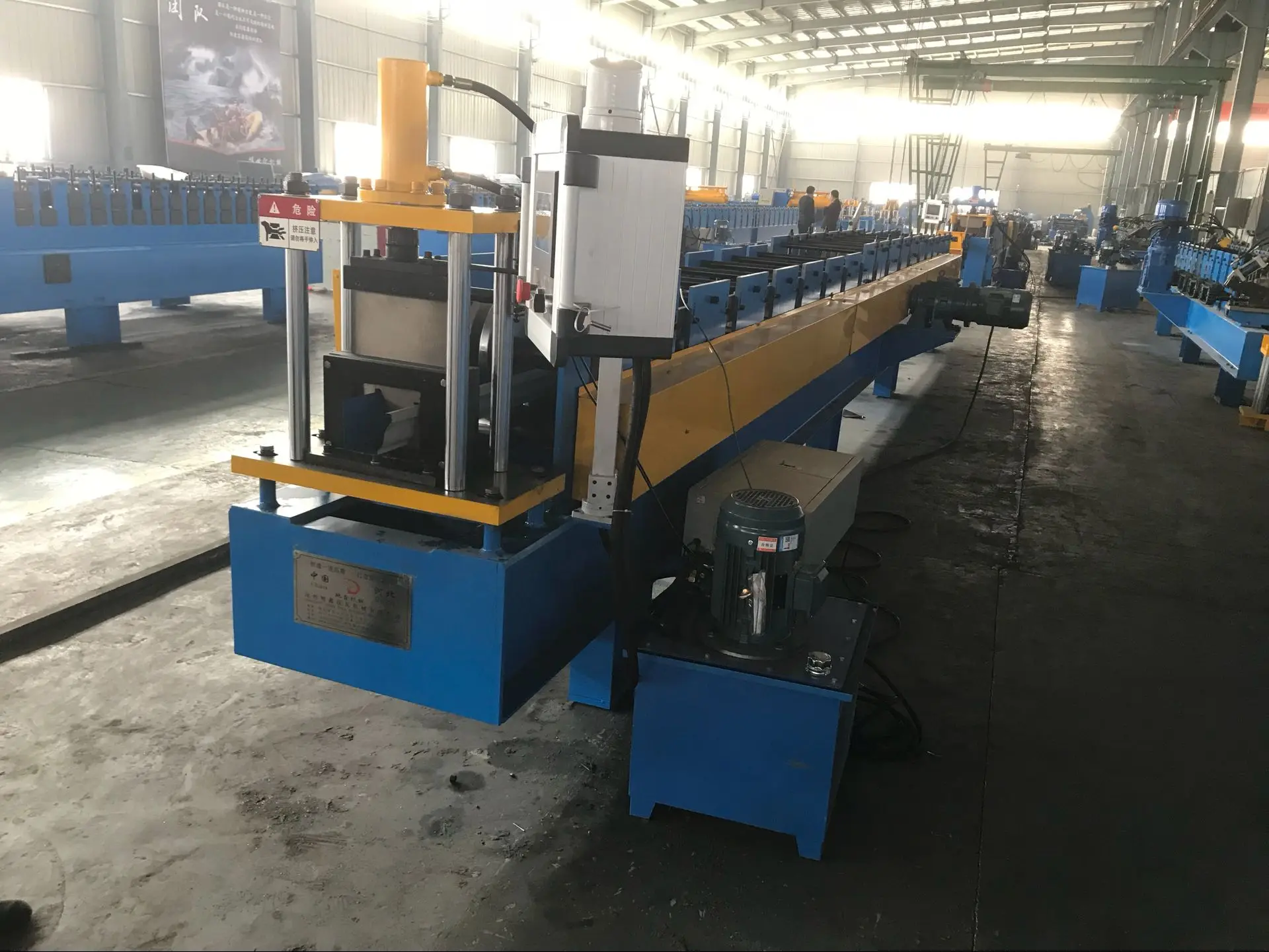 Автоматическая продвинутая металлическая сталь, оцинкованная сталь, водосточные желоба, кровельный лист, роликовая формовочная машина хорошего качества