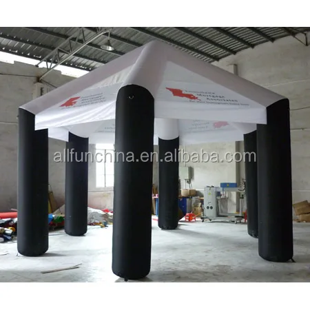 Надувная палатка с белым верхом и черной ножкой.