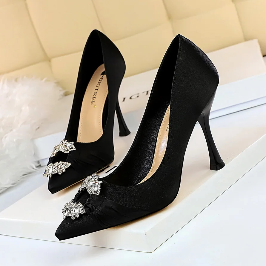 
2019 fashion wholesale price customized small MOQ silks and satins 10cm high heel pumps high heel shoes 