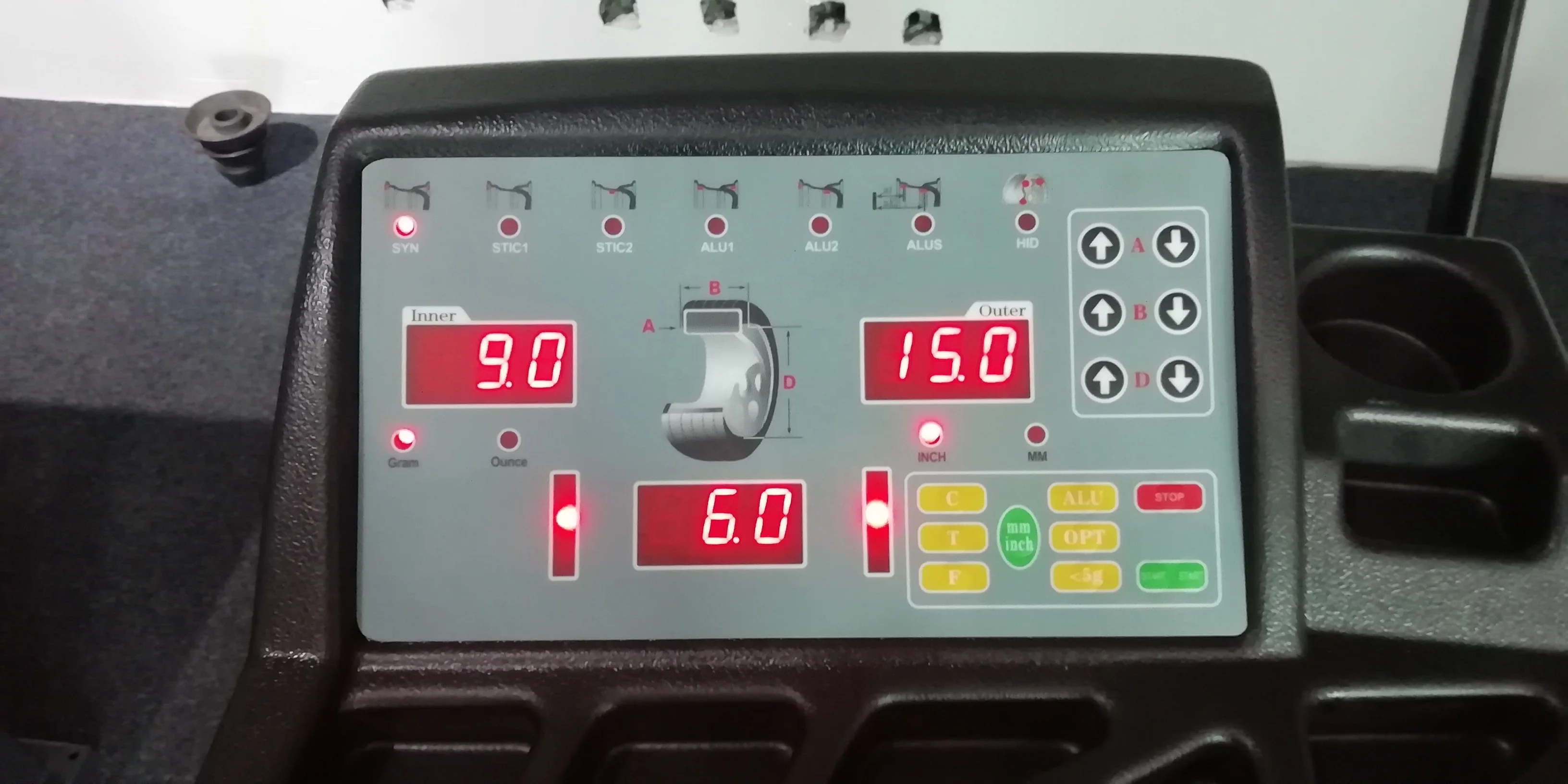 favorable price smart wheel balancing machine