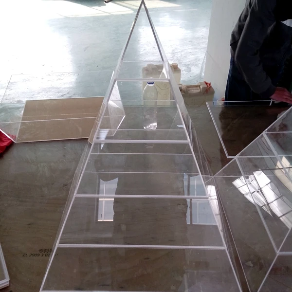 Прозрачная акриловая пирамида из плексигласа на заказ