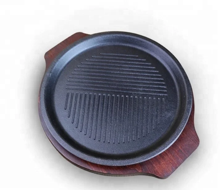 Round pre-seasoned cast iron sizzler plate with wooden base