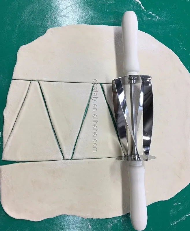 Stainless Steel Blade Baking Utensils Croissant Cookie Cutters With Plastic Handle