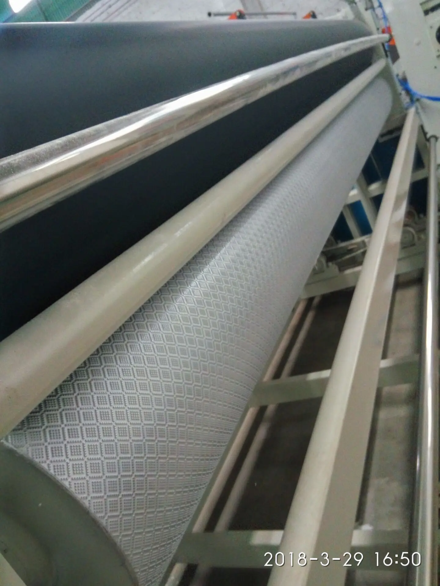 Полностью автоматические машины для производства небольших рулонов туалетной бумаги, линия по производству бумажных салфеток для тиснения, от перемотки до упаковки