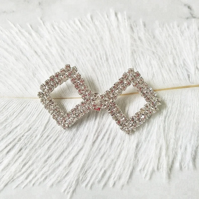 Недорогая парная Пряжка со стразами, украшение для свадебных пригласительных открыток, сделано в Китае