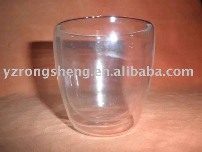 две двойные прозрачной стеклянной чашки