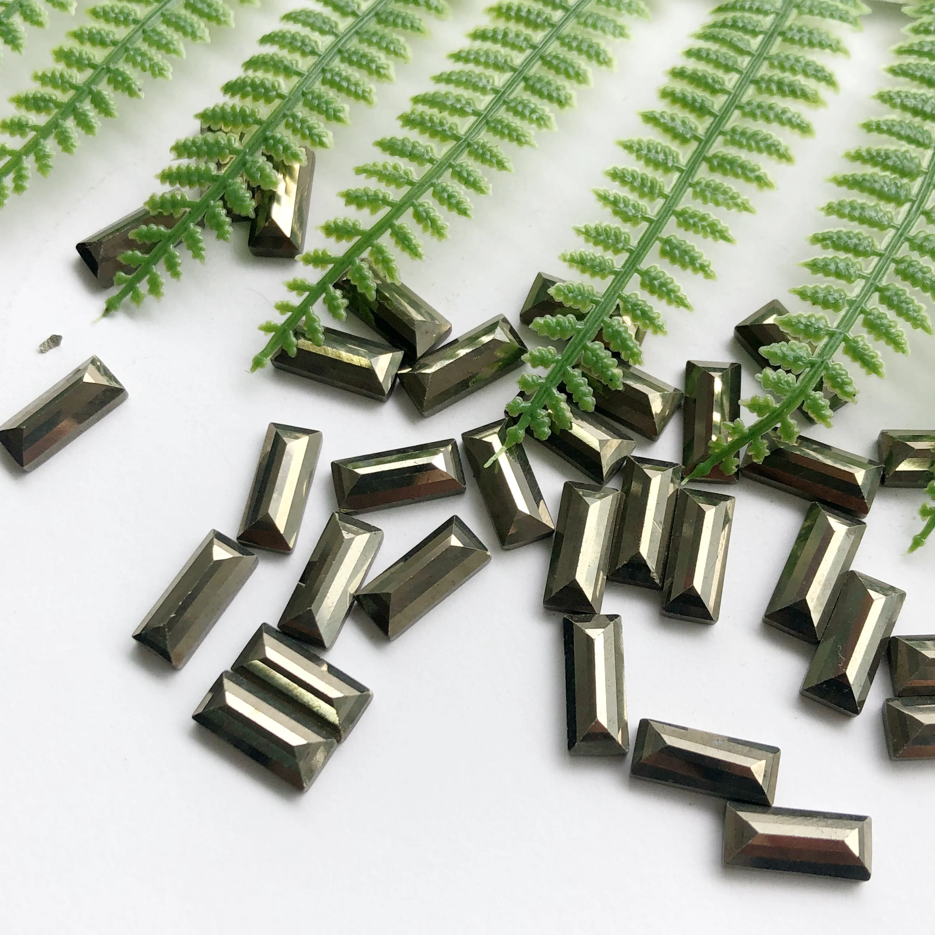 Hot sale Nature natural gemstone faceted golden pyrite powdered quartz crystal