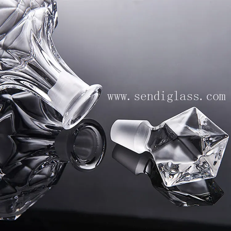 2021 new design  Lead free Crystal glass Ronud Whiskey decanter  (750ml) and Set of 2 Glasses (300ml)  Perfectly Gift Boxed.