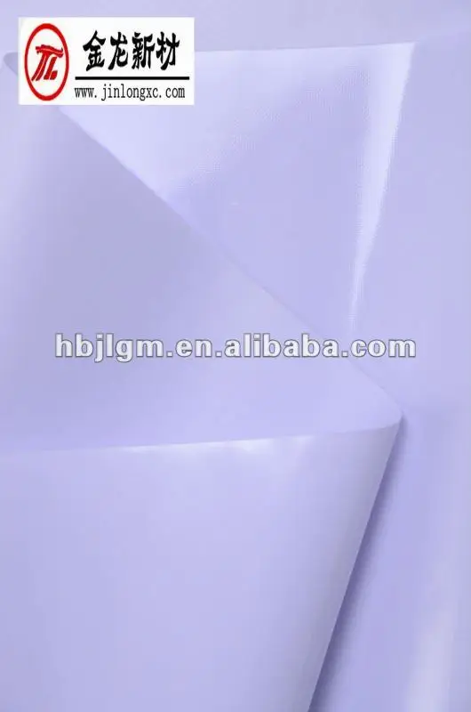 стене висит