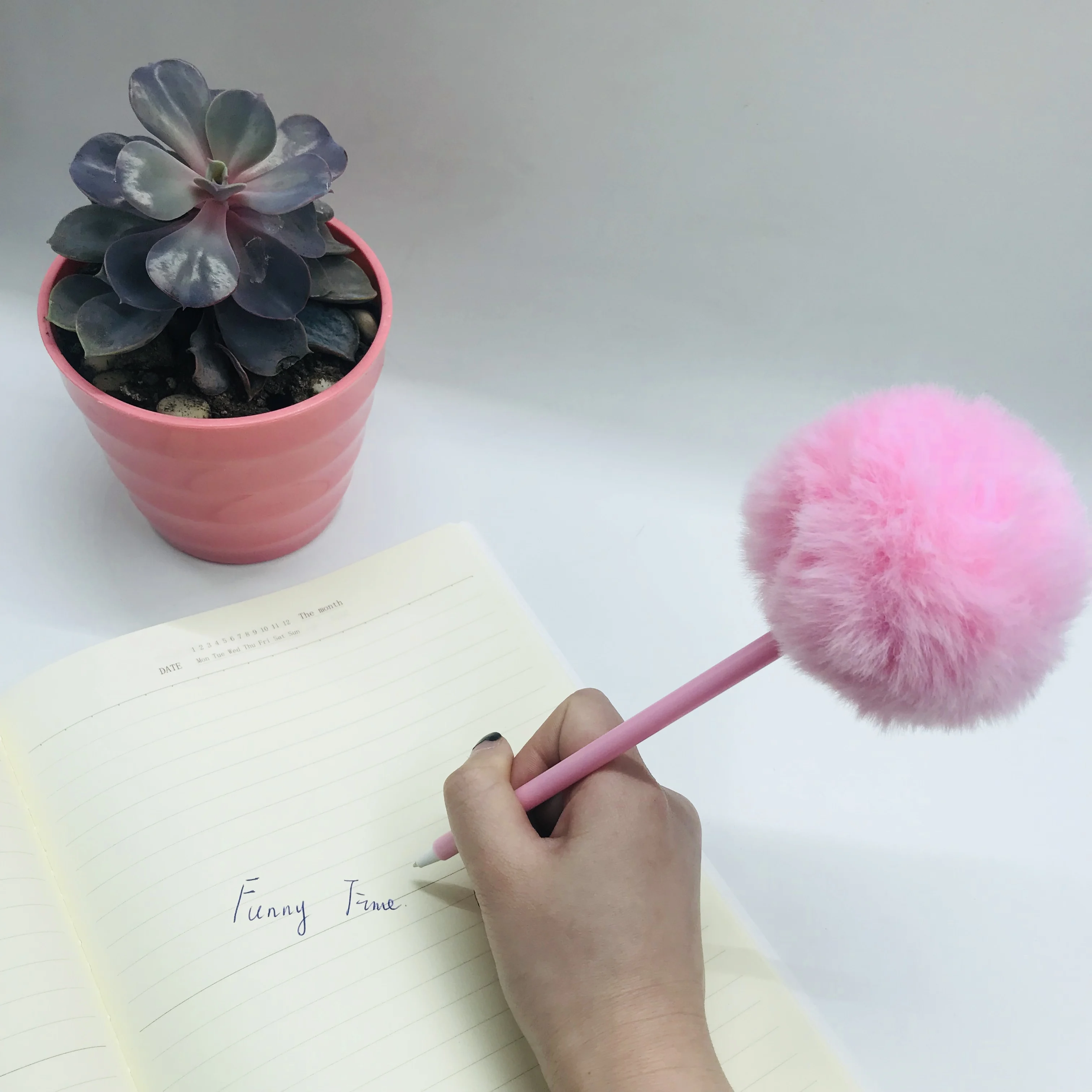 Розовый карандаш/ручка с помпоном