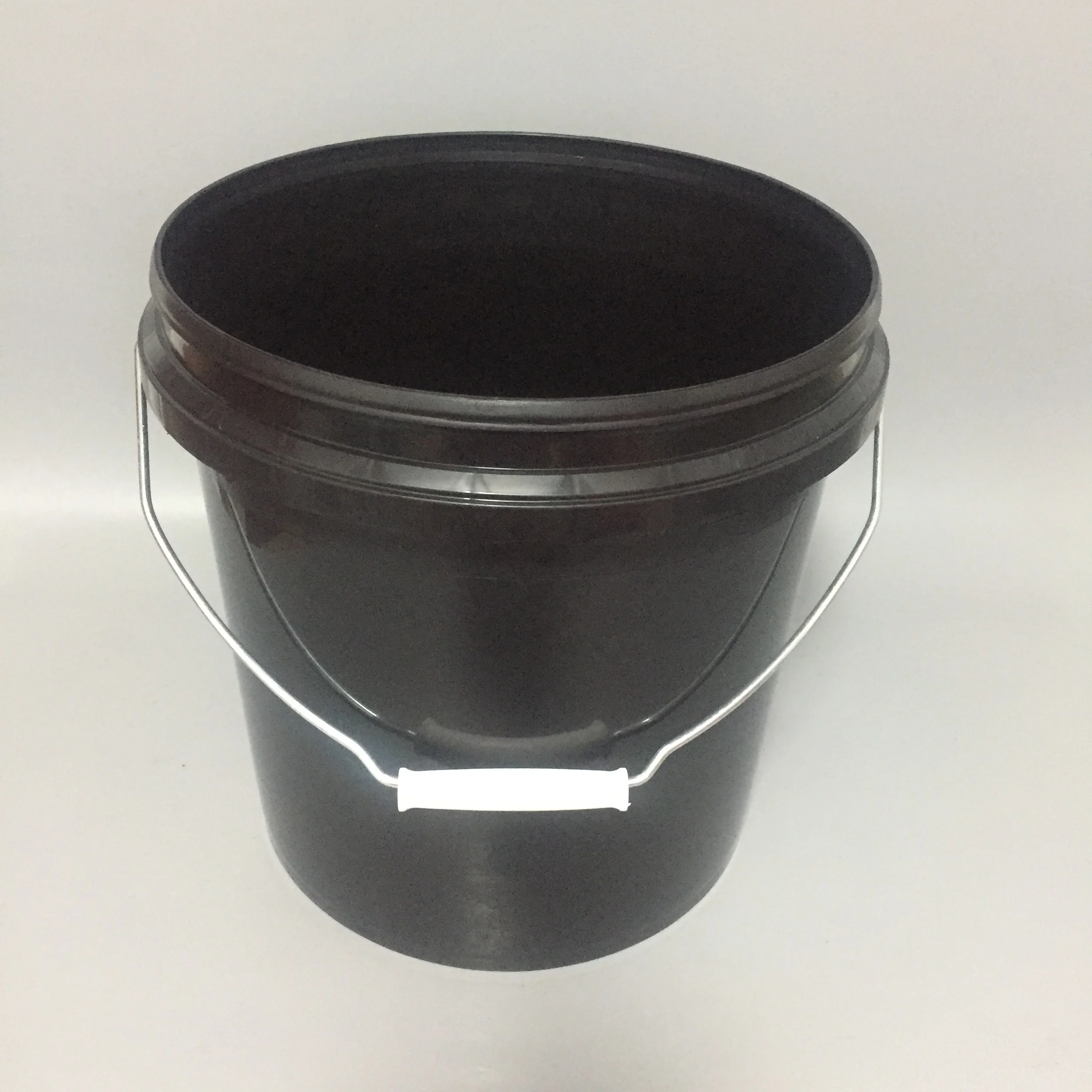 10 liter plastic pail with lid and pour spout