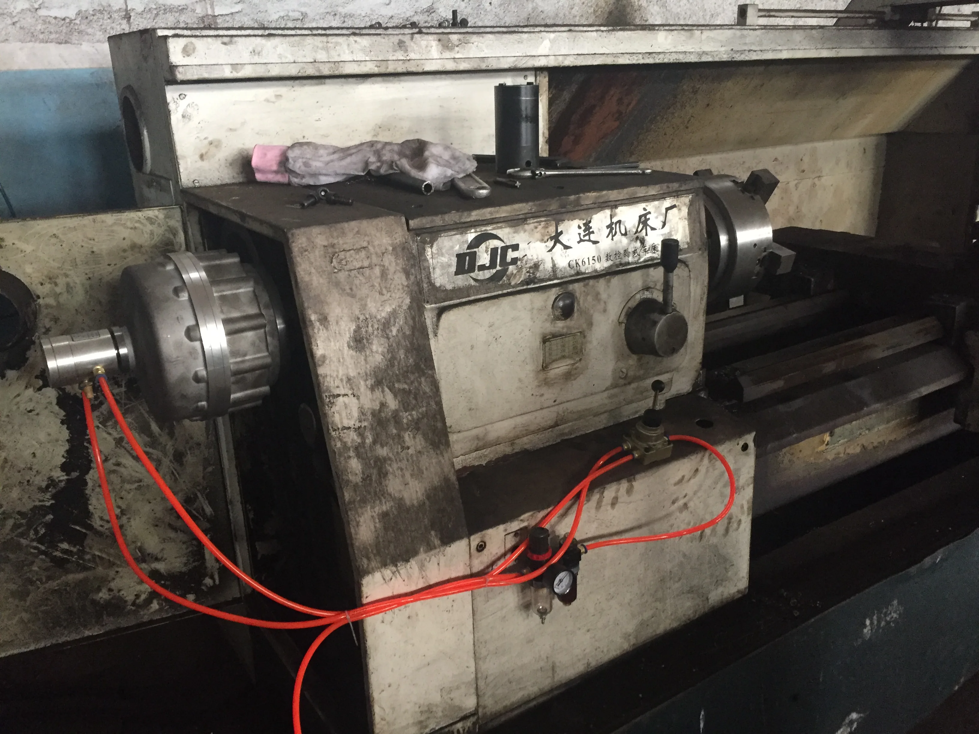 Lathe 5 jaw chuck with built-in cylinder. Strong clamping, customized chuck with 5 pliers, pneumatic hollow through-hole chuck