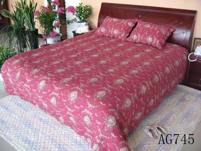 Red bedding set