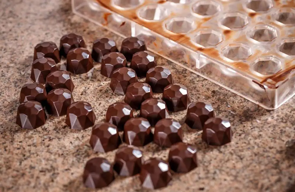 21-Piece Custom Diamond Clear Polycarbonate Chocolate Mold Food Standard Half Round 3d Chocolate Mold