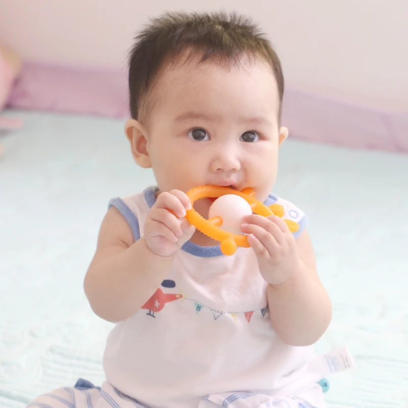 
2018 Wholesale Best Christmas Gift Free Sample BPA Free Baby Navo Silver Silicone Ball Rattle Teether 