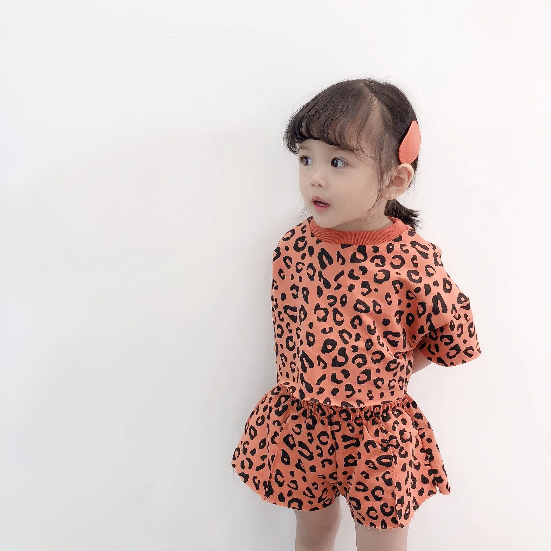 Оптовая продажа, летние комплекты одежды для девочек, короткий топ с коротким рукавом и шорты, костюм с леопардовым принтом