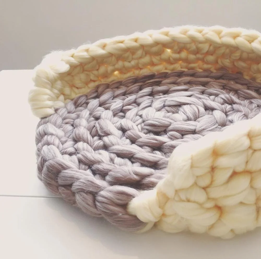 100% Acrylic Pet Sofa Dog Bed Luxury Cute Super Chunky Arm Knitting Yarn Soft Dog Bed Round