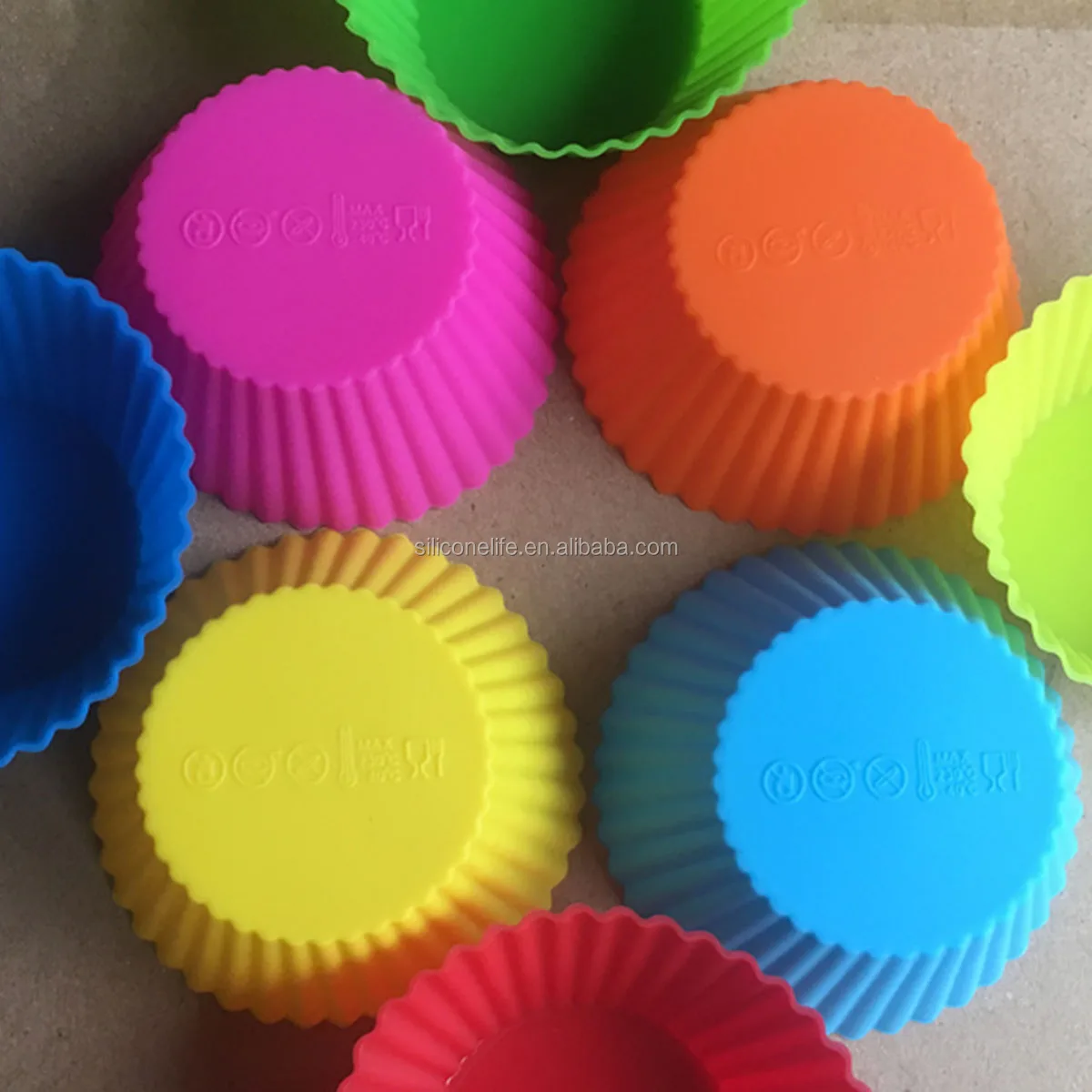 7cm Silicone Round Reusable Baking Cake Molds Jelly Mould Cupcake Maker Muffin Cup (Random Color)