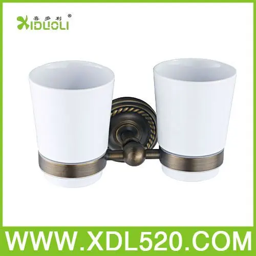 стене висит классическом стиле двойной подстаканник