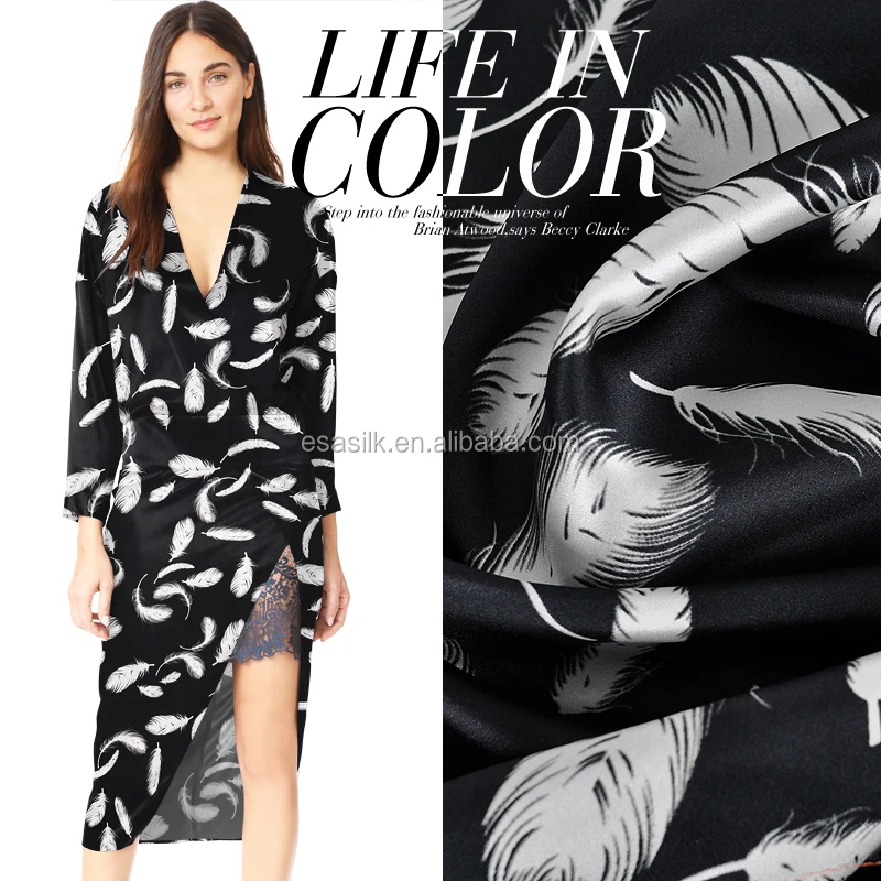 
 Эластичная шелковая атласная ткань с цифровым принтом и белыми перьями  