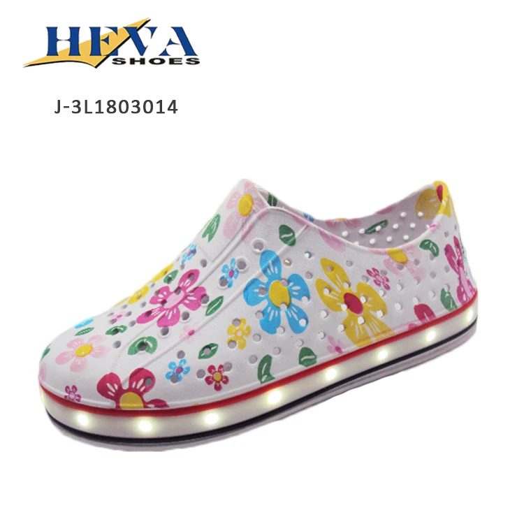  Превосходная мягкая детская обувь со светодиодной подсветкой мигающие кроссовки садовые сабо с цветочным рисунком для