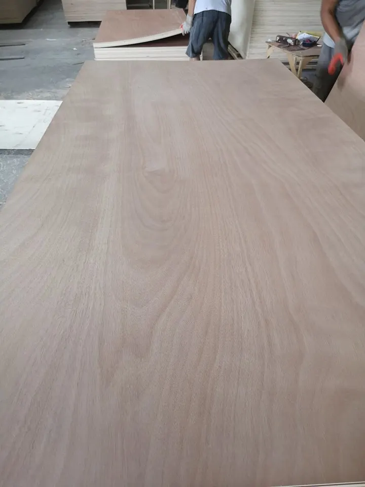 Triplay Lupuna Blanco alamo artificial 4 mm 1.22 x 2.44 metros