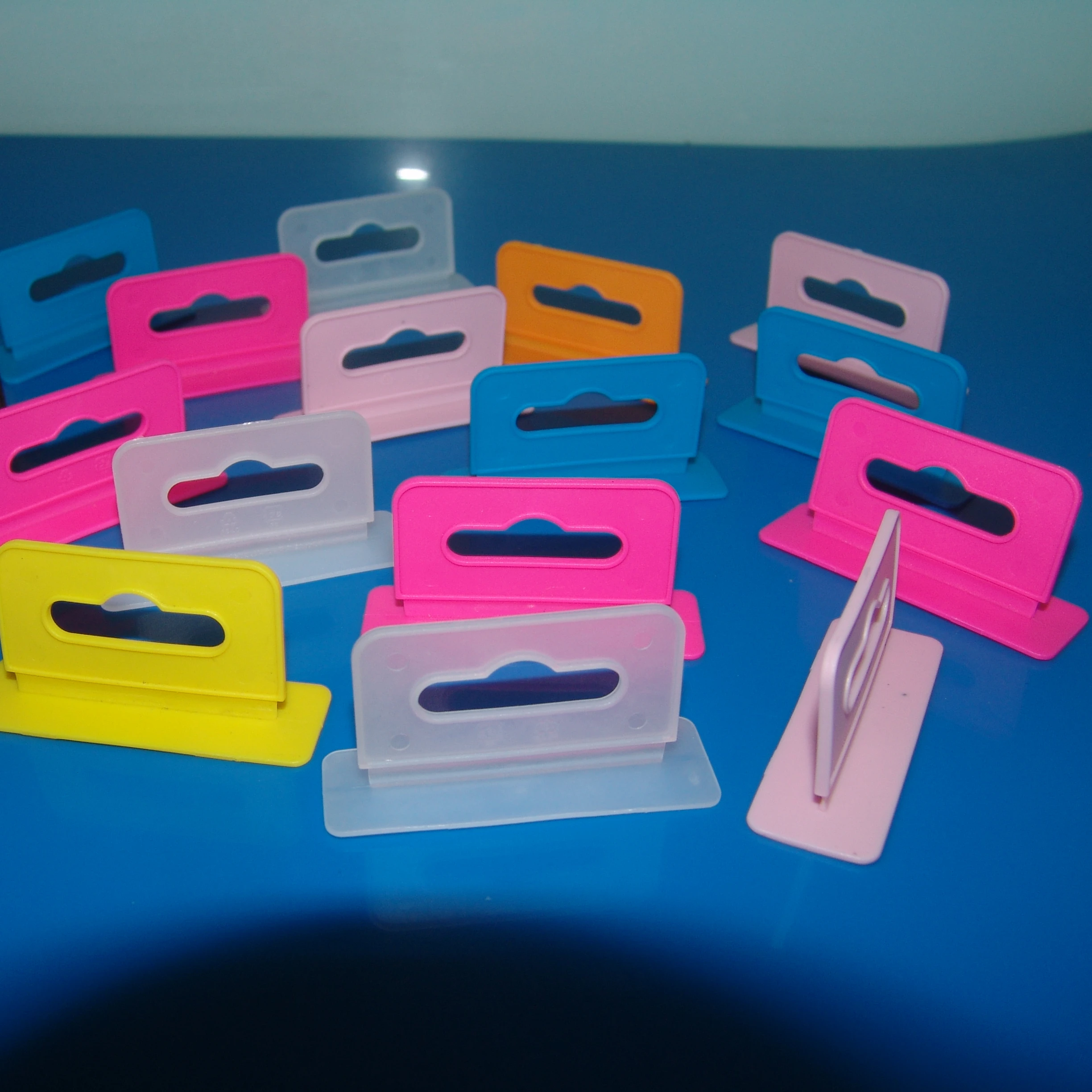 Пластиковые евровисячие крючки