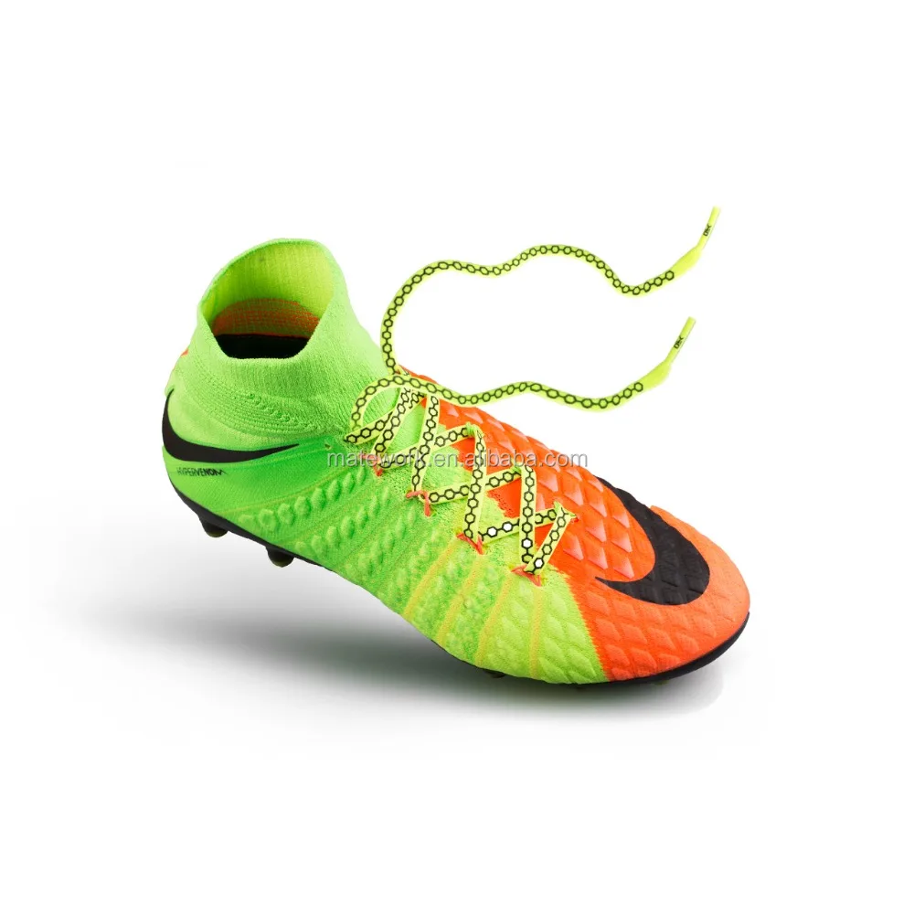 Flat shoelace with plastic tips