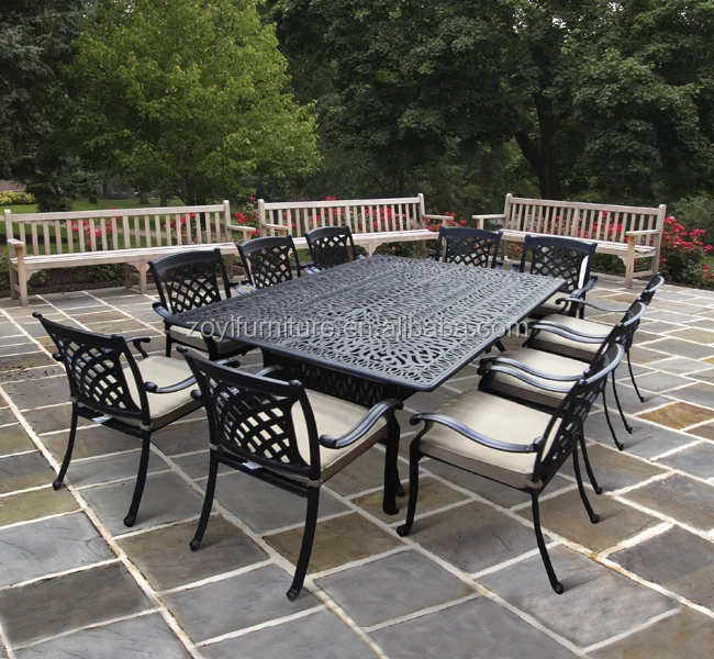 В любую погоду используется уличная мебель, столовый набор