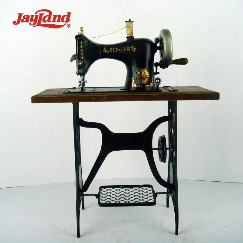 VINTAGE SEWING MACHINE 1:4-SCALE