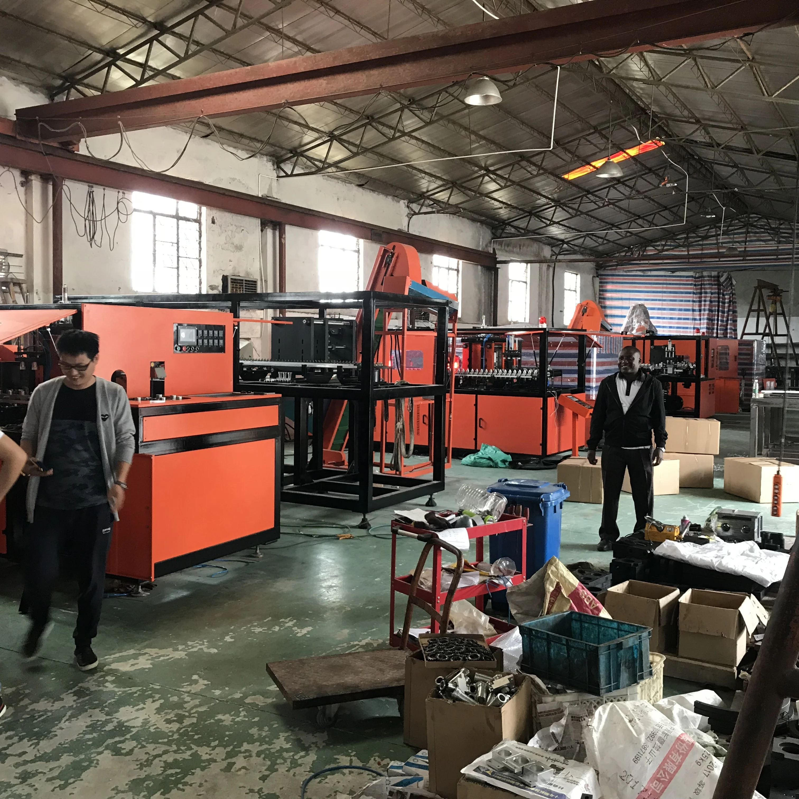Plastic bottle blow molding machine