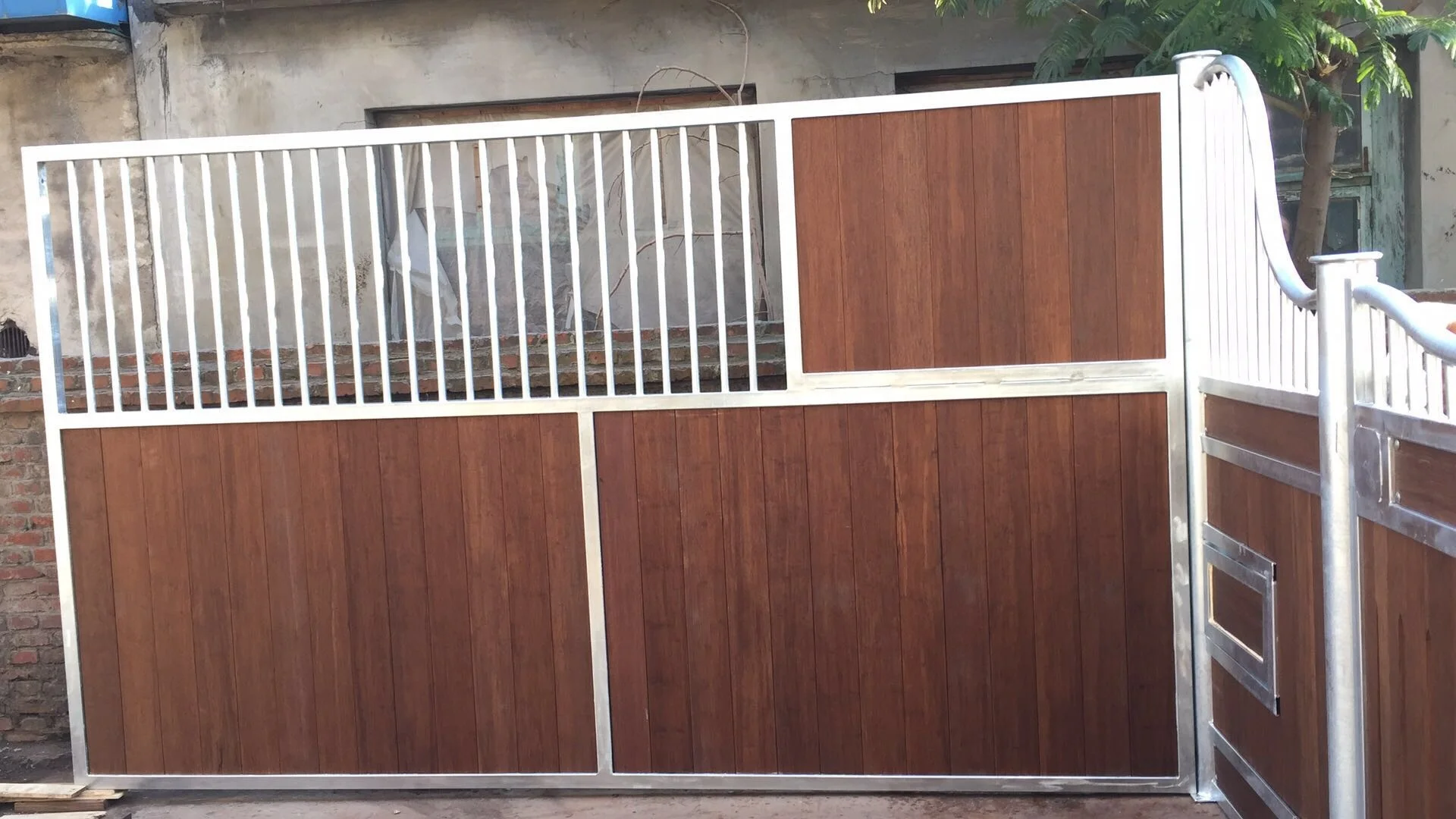 partition wall horse stable