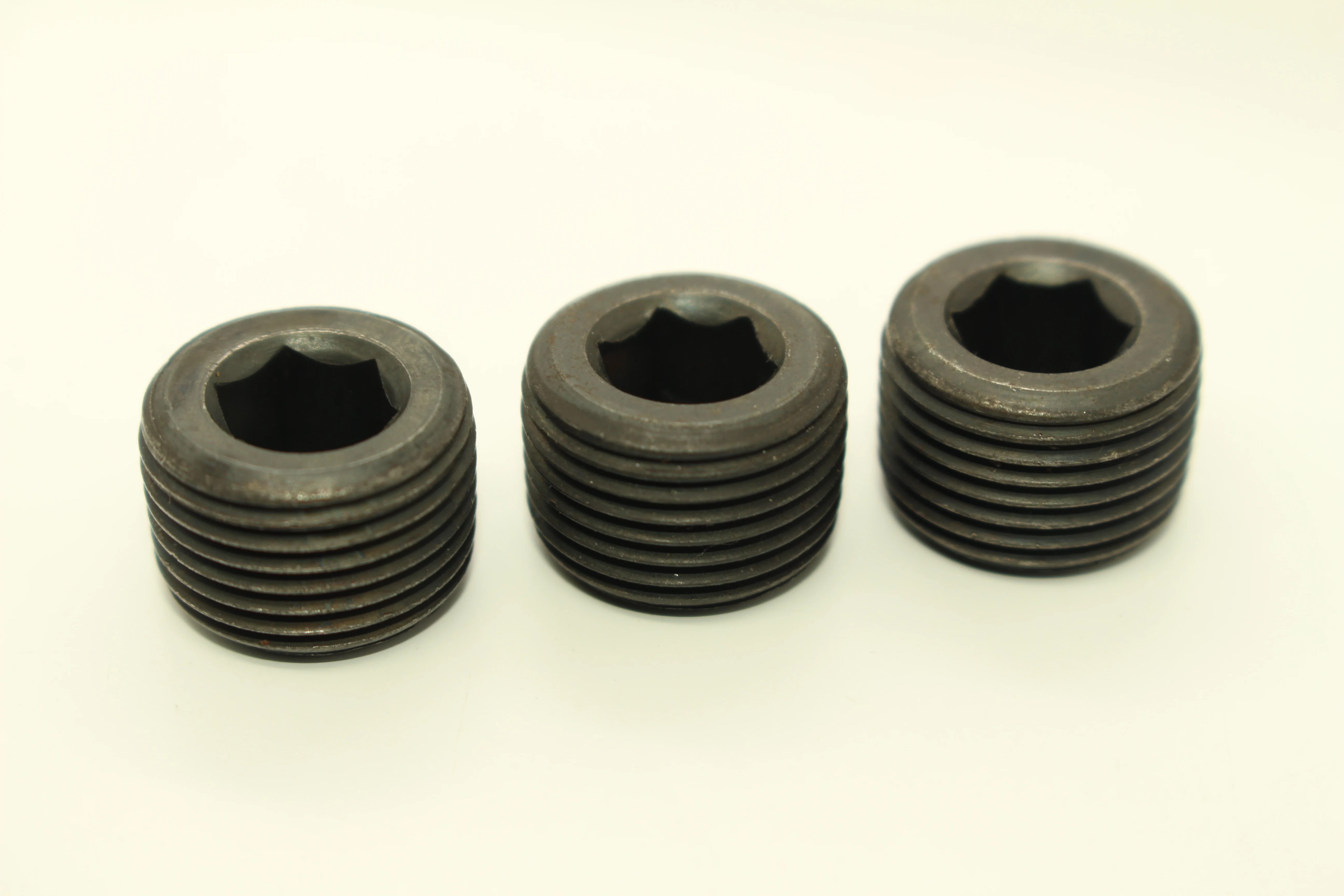 Hexagon socket pipe plugs