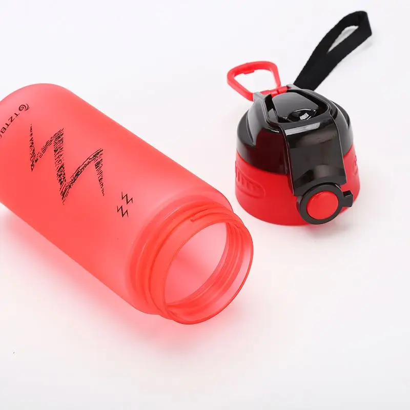 Cool sports cup Professional sports bottle, green plastic anti-bang