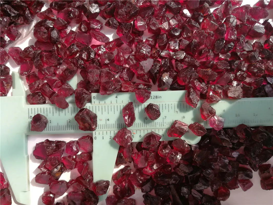Wholesale natural unpolished quartz raw gemstone red crystal garnet rubble