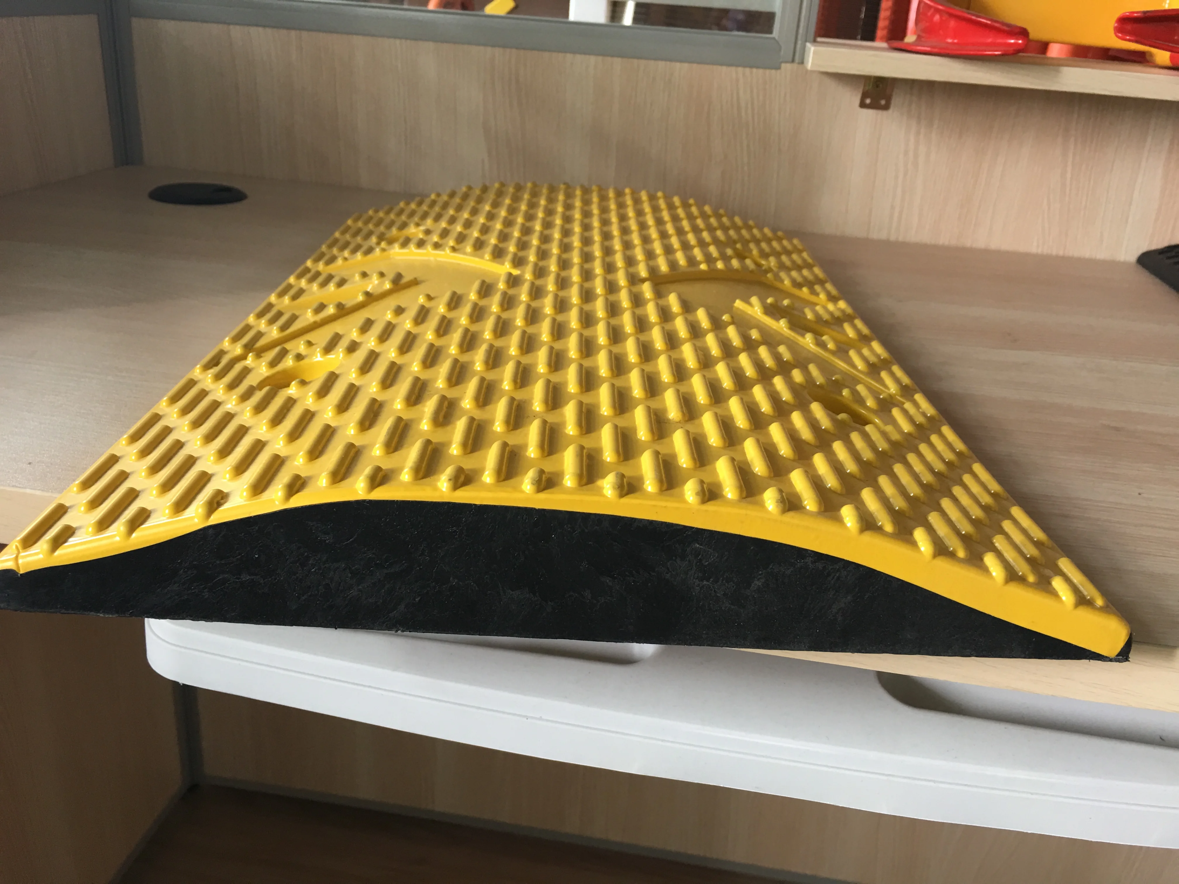 2025 new design durable reflective rubber hump, road safety products rubber road bump high strength rubber speed bump speed hump