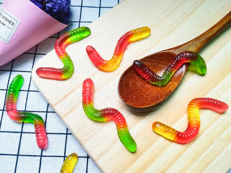 multi-color oil coated worms gummy candy