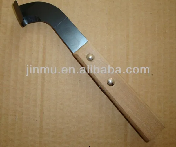 Резак для резины используется вручную с деревянной ручкой