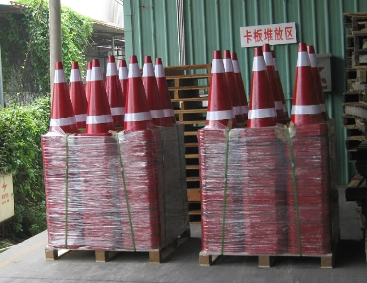 Wholesale Factory Price 75cm Reflective Film Full Body Hazard Warning Road Traffic Portable Rubber Safety Cone with Handle