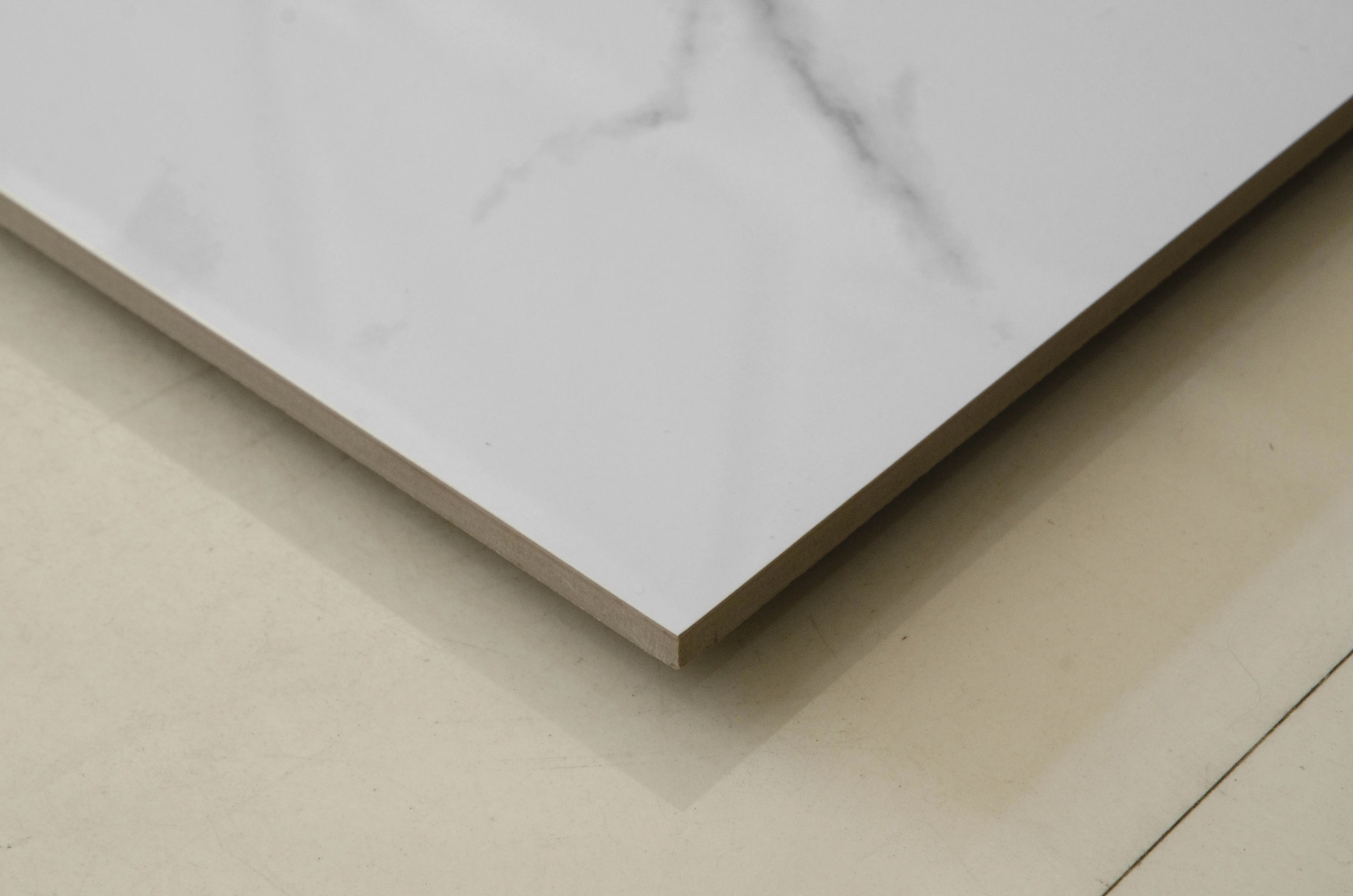 Белая керамическая напольная плитка для ванной комнаты 600x600