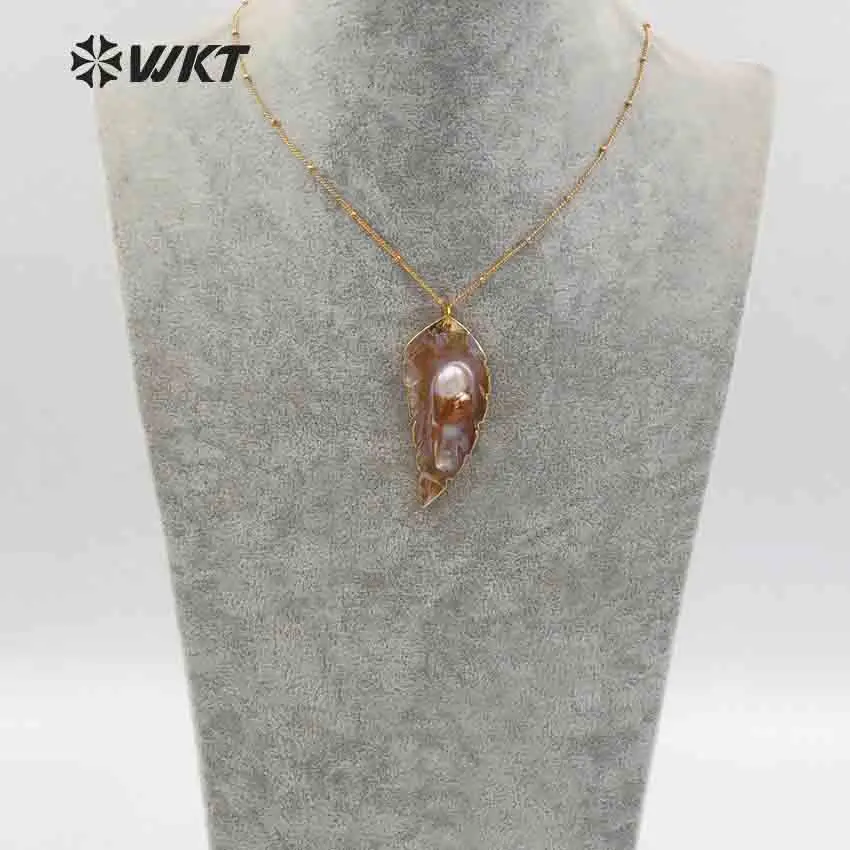 WT-JN054 Wholesale Random Size Pearls Pendant Dainty Crave With Gold Bezel For Necklace Leaf Shape Natural Sea Shell Necklace