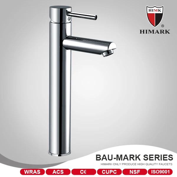 ванная на бортике туалете крана