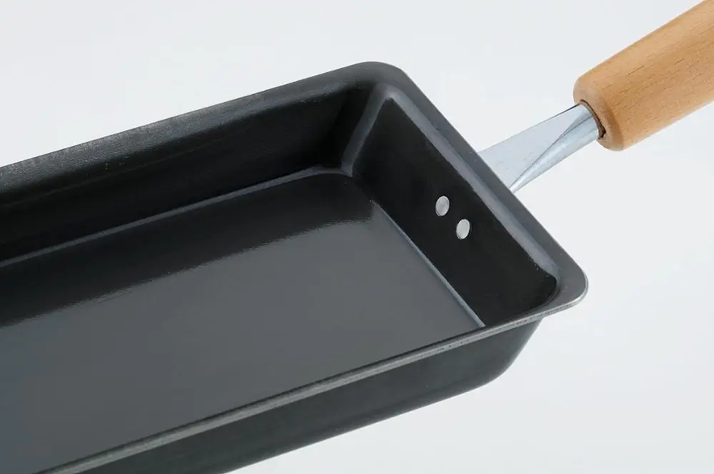 The iron rectangular japan size frying pan to be able to make the omelet of the japanese