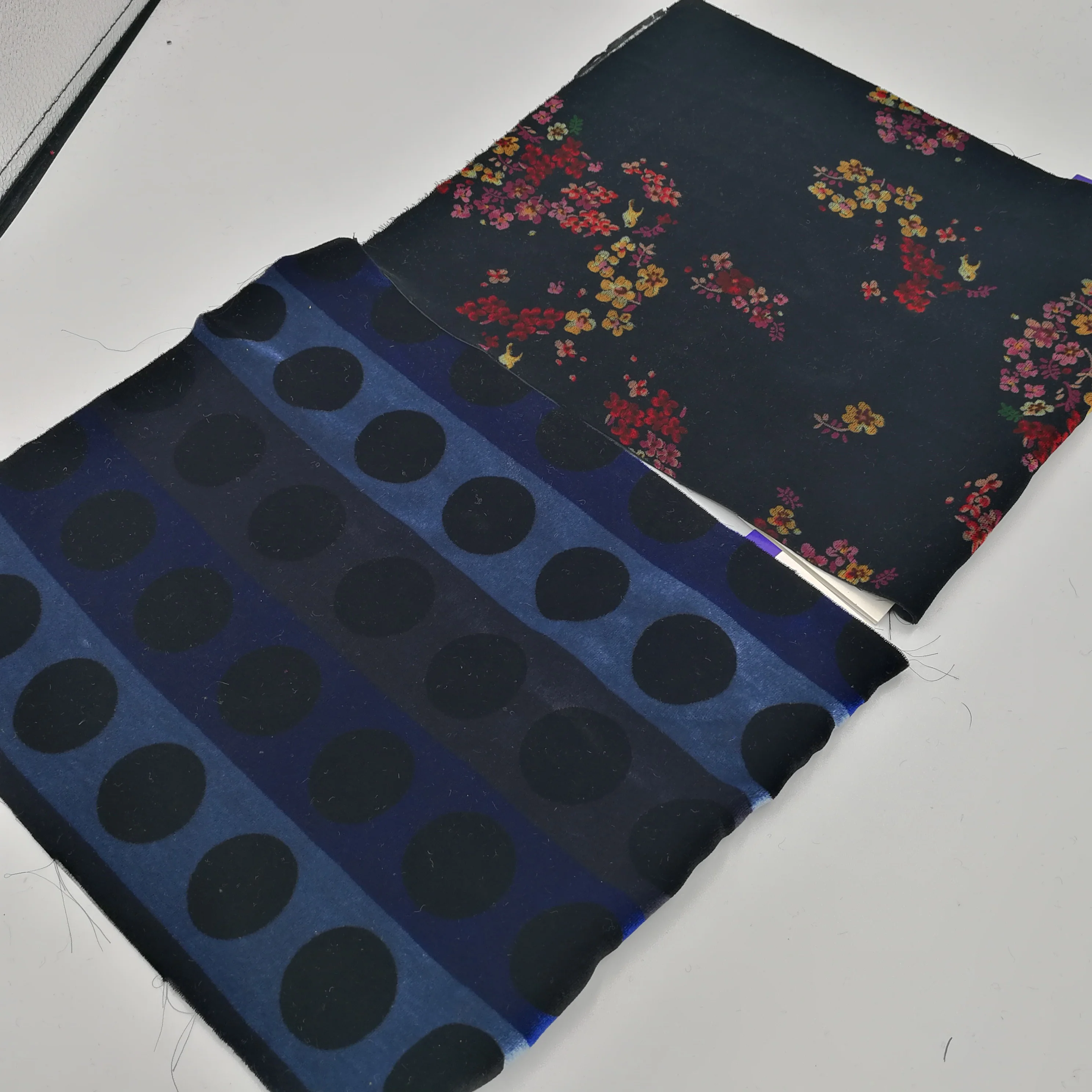 Тканые из искусственного шелка разряда печати и бархатной отделкой для женское платье