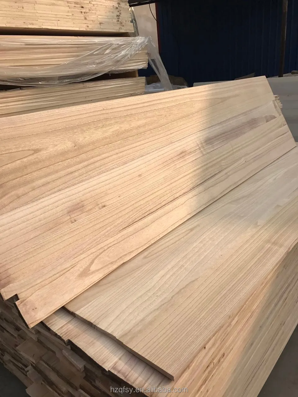 Dry soft paulownia wood